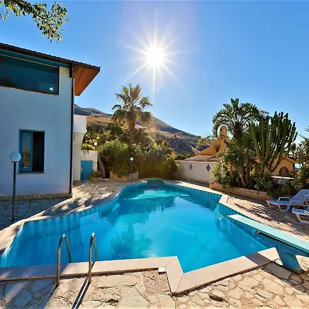 Equipped With Private Pool And Panoramic Sea Views *