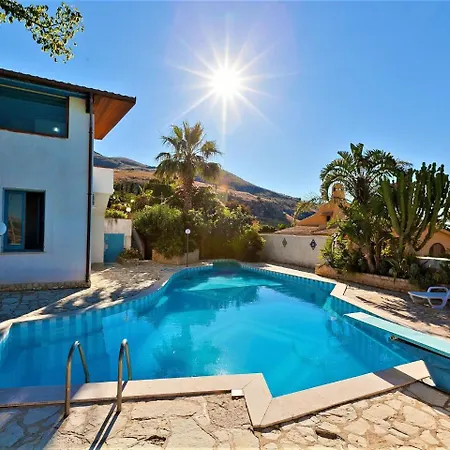 Equipped With Private Pool And Panoramic Sea Views *